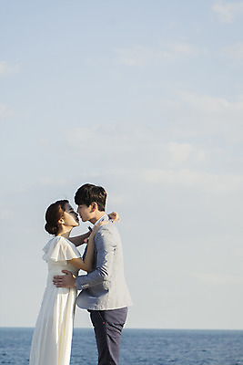 포토 JPG 주간 구름 커플 여자 남자 행복 신부 바다 웨딩드레스 허리손 신랑 결혼 신혼부부 하늘 키스 한국 서기 사람 동양인 상반신 20대 성인 야외 두명 옆모습 제주도 로맨틱 한국인 분위기 추억 특별함 청년만 성인만 국내포토 자연요소 부부 드레스 감정 아시아 뷰포인트 포즈 컨셉 관계 모션 인종 이벤트 청년 애정표현 신혼 파일형식