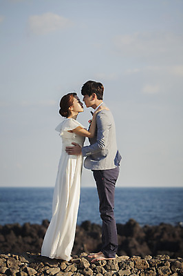 포토 JPG 주간 전신 구름 커플 여자 남자 행복 신부 바다 웨딩드레스 허리손 신랑 결혼 신혼부부 하늘 키스 한국 서기 사람 동양인 20대 성인 야외 두명 옆모습 제주도 로맨틱 한국인 분위기 추억 돌담길 특별함 청년만 성인만 국내포토 자연요소 부부 드레스 감정 아시아 길 뷰포인트 포즈 컨셉 관계 모션 돌담 인종 이벤트 청년 애정표현 신혼 파일형식