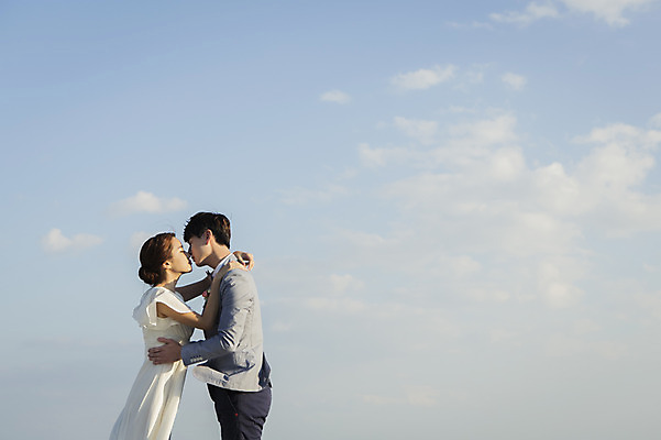 포토 JPG 주간 구름 커플 여자 남자 행복 신부 웨딩드레스 허리손 신랑 결혼 신혼부부 안기 하늘 키스 한국 서기 사람 동양인 상반신 20대 성인 야외 두명 옆모습 제주도 로맨틱 한국인 분위기 추억 특별함 청년만 성인만 국내포토 자연요소 부부 드레스 감정 아시아 뷰포인트 포즈 컨셉 관계 모션 인종 이벤트 청년 애정표현 신혼 파일형식