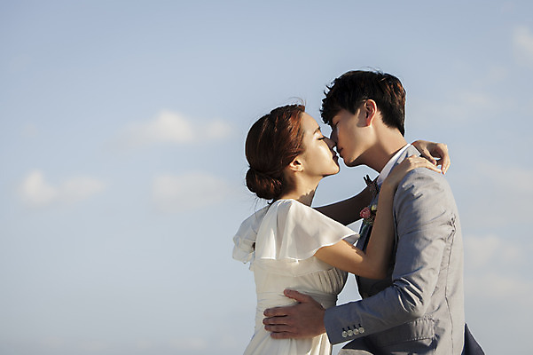 포토 JPG 주간 구름 커플 여자 남자 행복 신부 웨딩드레스 허리손 신랑 결혼 신혼부부 하늘 키스 한국 서기 사람 동양인 상반신 20대 성인 야외 두명 옆모습 제주도 눈감음 로맨틱 한국인 분위기 추억 특별함 청년만 성인만 국내포토 자연요소 부부 드레스 감정 아시아 뷰포인트 포즈 컨셉 관계 모션 인종 이벤트 청년 애정표현 신혼 파일형식