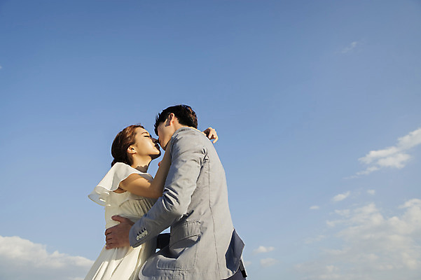 포토 JPG 주간 구름 커플 여자 남자 행복 신부 로우앵글 웨딩드레스 허리손 신랑 결혼 신혼부부 하늘 키스 한국 서기 사람 동양인 상반신 20대 성인 야외 두명 옆모습 제주도 손들기 눈감음 로맨틱 한국인 분위기 추억 특별함 청년만 성인만 국내포토 자연요소 부부 드레스 감정 아시아 뷰포인트 포즈 컨셉 관계 모션 인종 이벤트 청년 애정표현 신혼 파일형식