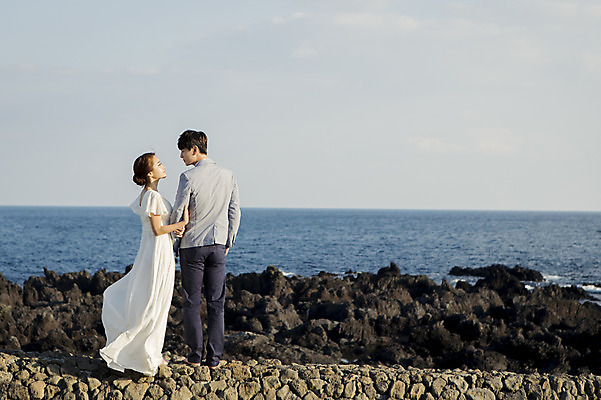 포토 JPG 주간 전신 커플 여자 남자 행복 신부 바다 웨딩드레스 신랑 결혼 신혼부부 한국 서기 미소 사람 동양인 20대 성인 야외 두명 옆모습 뒷모습 제주도 마주보기 팔짱 로맨틱 한국인 분위기 추억 돌담길 특별함 청년만 성인만 국내포토 자연요소 부부 드레스 감정 아시아 길 뷰포인트 컨셉 관계 모션 돌담 표정 인종 이벤트 청년 신혼 파일형식