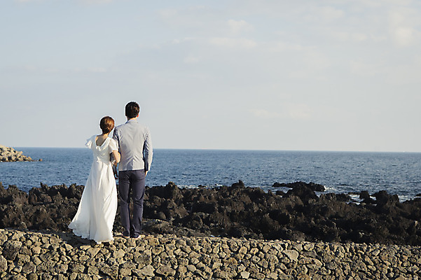 포토 JPG 주간 전신 커플 여자 남자 행복 신부 바다 웨딩드레스 신랑 결혼 신혼부부 하늘 한국 서기 사람 동양인 20대 성인 야외 두명 뒷모습 제주도 팔짱 로맨틱 한국인 분위기 추억 돌담길 특별함 청년만 성인만 국내포토 자연요소 부부 드레스 감정 아시아 길 뷰포인트 컨셉 관계 모션 돌담 인종 이벤트 청년 신혼 파일형식