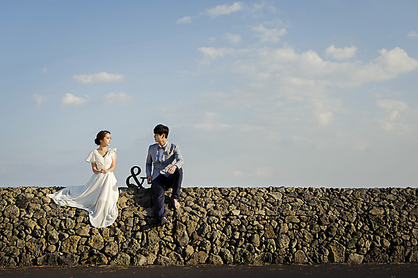 포토 JPG 주간 전신 구름 기호 커플 여자 남자 행복 신부 신랑 결혼 신혼부부 하늘 한국 사람 앉기 동양인 20대 성인 야외 두명 앞모습 제주도 마주보기 로맨틱 한국인 분위기 추억 돌담길 특별함 청년만 성인만 국내포토 자연요소 문자 부부 감정 아시아 길 뷰포인트 컨셉 관계 모션 돌담 인종 이벤트 청년 신혼 파일형식