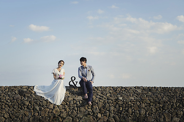 포토 JPG 주간 전신 구름 기호 커플 여자 남자 행복 신부 부케 웨딩드레스 신랑 결혼 신혼부부 하늘 한국 미소 들기 사람 앉기 동양인 20대 성인 야외 두명 앞모습 제주도 로맨틱 한국인 분위기 추억 돌담길 특별함 청년만 성인만 국내포토 자연요소 문자 부부 드레스 감정 아시아 길 뷰포인트 꽃다발 컨셉 관계 모션 돌담 표정 인종 이벤트 청년 신혼 파일형식