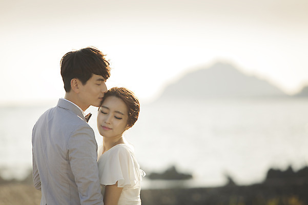 포토 JPG 주간 커플 여자 남자 행복 신부 웨딩드레스 신랑 결혼 신혼부부 키스 한국 서기 미소 사람 동양인 상반신 20대 성인 야외 두명 옆모습 제주도 눈감음 로맨틱 한국인 분위기 추억 특별함 청년만 성인만 국내포토 자연요소 부부 드레스 감정 아시아 뷰포인트 컨셉 관계 모션 표정 인종 이벤트 청년 애정표현 신혼 파일형식
