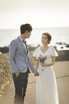 포토 JPG 주간 커플 여자 남자 행복 신부 바다 부케 웨딩드레스 신랑 결혼 신혼부부 한국 미소 들기 사람 동양인 상반신 20대 성인 야외 두명 앞모습 옆모습 제주도 걷기 손잡기 로맨틱 한국인 분위기 추억 돌담길 특별함 청년만 성인만 국내포토 자연요소 부부 드레스 감정 아시아 길 뷰포인트 꽃다발 컨셉 관계 모션 돌담 표정 인종 이벤트 청년 신혼 파일형식