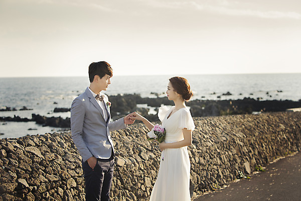 포토 JPG 주간 커플 여자 남자 행복 신부 바다 부케 웨딩드레스 신랑 결혼 신혼부부 한국 서기 미소 들기 사람 동양인 상반신 20대 성인 야외 두명 옆모습 제주도 마주보기 손잡기 로맨틱 한국인 분위기 추억 돌담길 특별함 청년만 성인만 국내포토 자연요소 부부 드레스 감정 아시아 길 뷰포인트 꽃다발 컨셉 관계 모션 돌담 표정 인종 이벤트 청년 신혼 파일형식