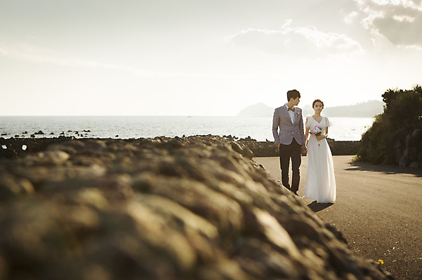 포토 JPG 주간 전신 구름 커플 여자 남자 행복 신부 부케 웨딩드레스 신랑 결혼 신혼부부 하늘 한국 들기 사람 동양인 20대 성인 야외 두명 앞모습 제주도 걷기 손잡기 로맨틱 한국인 분위기 추억 돌담길 특별함 청년만 성인만 국내포토 자연요소 부부 드레스 감정 아시아 길 뷰포인트 꽃다발 컨셉 관계 모션 돌담 인종 이벤트 청년 신혼 파일형식