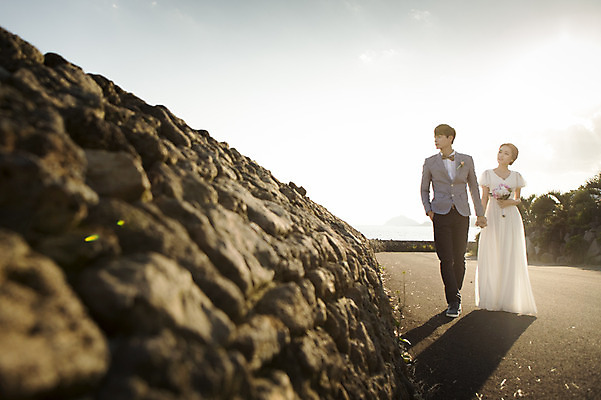 포토 JPG 주간 전신 커플 여자 남자 행복 신부 부케 웨딩드레스 신랑 결혼 신혼부부 하늘 한국 들기 사람 동양인 20대 성인 야외 두명 앞모습 햇빛 제주도 걷기 손잡기 로맨틱 한국인 분위기 추억 돌담길 특별함 청년만 성인만 국내포토 자연요소 부부 드레스 감정 아시아 길 뷰포인트 꽃다발 컨셉 관계 모션 돌담 인종 이벤트 청년 태양 신혼 파일형식
