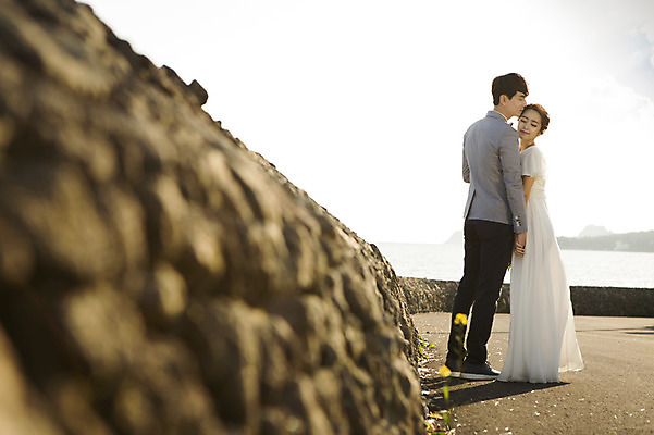 포토 JPG 주간 전신 커플 여자 남자 행복 신부 웨딩드레스 신랑 결혼 신혼부부 하늘 키스 한국 서기 사람 동양인 20대 성인 야외 두명 옆모습 제주도 손잡기 로맨틱 한국인 분위기 추억 특별함 청년만 성인만 국내포토 자연요소 부부 드레스 감정 아시아 뷰포인트 컨셉 관계 모션 인종 이벤트 청년 애정표현 신혼 파일형식
