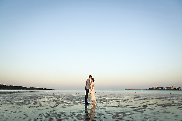 포토 JPG 주간 전신 커플 여자 남자 행복 신부 바다 웨딩드레스 신랑 결혼 신혼부부 하늘 키스 한국 서기 사람 동양인 20대 성인 야외 두명 옆모습 제주도 로맨틱 한국인 분위기 추억 특별함 청년만 성인만 국내포토 자연요소 부부 드레스 감정 아시아 뷰포인트 컨셉 관계 모션 인종 이벤트 청년 애정표현 신혼 파일형식