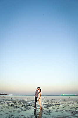 포토 JPG 주간 전신 커플 여자 남자 행복 신부 바다 웨딩드레스 신랑 결혼 신혼부부 하늘 키스 한국 서기 사람 동양인 20대 성인 야외 두명 옆모습 제주도 로맨틱 한국인 분위기 추억 특별함 청년만 성인만 국내포토 자연요소 부부 드레스 감정 아시아 뷰포인트 컨셉 관계 모션 인종 이벤트 청년 애정표현 신혼 파일형식