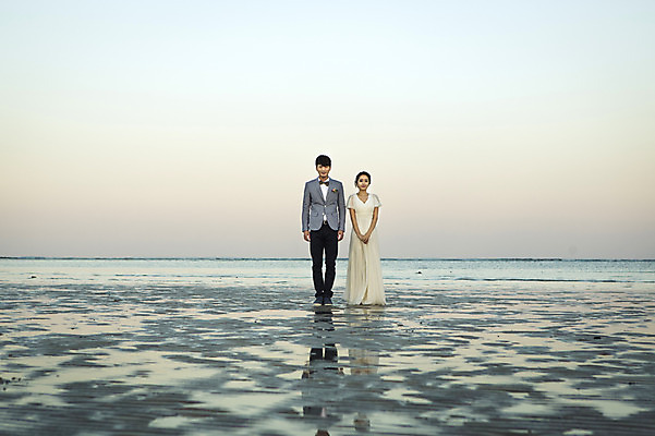 포토 JPG 주간 전신 커플 여자 남자 행복 신부 바다 웨딩드레스 신랑 결혼 신혼부부 하늘 한국 서기 미소 사람 동양인 20대 성인 야외 두명 앞모습 제주도 로맨틱 한국인 분위기 추억 특별함 청년만 성인만 국내포토 자연요소 부부 드레스 감정 아시아 뷰포인트 컨셉 관계 모션 표정 인종 이벤트 청년 신혼 파일형식