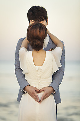 포토 JPG 주간 커플 여자 남자 행복 신부 웨딩드레스 신랑 결혼 신혼부부 키스 한국 서기 사람 동양인 손짓 상반신 20대 성인 야외 두명 앞모습 뒷모습 제주도 로맨틱 한국인 하트 분위기 추억 특별함 청년만 성인만 국내포토 자연요소 모양 부부 드레스 감정 아시아 뷰포인트 컨셉 관계 모션 인종 이벤트 청년 애정표현 신혼 파일형식