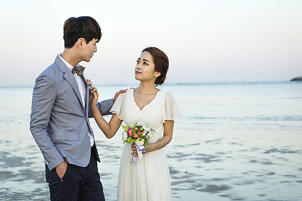 포토 JPG 주간 커플 여자 남자 행복 신부 바다 부케 웨딩드레스 신랑 결혼 신혼부부 하늘 한국 서기 미소 들기 사람 동양인 상반신 20대 성인 야외 두명 앞모습 옆모습 제주도 로맨틱 한국인 분위기 추억 특별함 청년만 성인만 국내포토 자연요소 부부 드레스 감정 아시아 뷰포인트 꽃다발 컨셉 관계 모션 표정 인종 이벤트 청년 신혼 파일형식