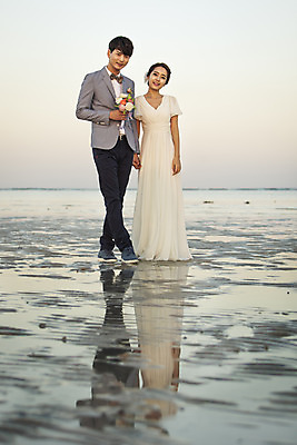 포토 JPG 주간 전신 커플 여자 남자 행복 신부 부케 웨딩드레스 신랑 결혼 신혼부부 하늘 한국 서기 미소 들기 사람 동양인 20대 성인 야외 두명 앞모습 제주도 손잡기 로맨틱 한국인 분위기 추억 특별함 청년만 성인만 국내포토 자연요소 부부 드레스 감정 아시아 뷰포인트 꽃다발 컨셉 관계 모션 표정 인종 이벤트 청년 신혼 파일형식