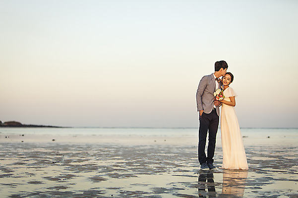 포토 JPG 주간 전신 커플 여자 남자 행복 신부 바다 부케 웨딩드레스 신랑 결혼 신혼부부 하늘 키스 한국 서기 미소 들기 사람 동양인 20대 성인 야외 두명 앞모습 옆모습 제주도 로맨틱 한국인 분위기 추억 특별함 청년만 성인만 국내포토 자연요소 부부 드레스 감정 아시아 뷰포인트 꽃다발 컨셉 관계 모션 표정 인종 이벤트 청년 애정표현 신혼 파일형식