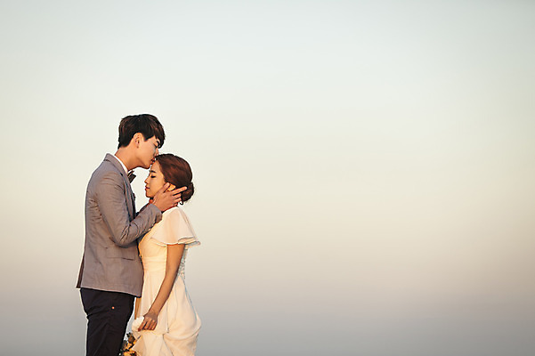 포토 JPG 주간 커플 여자 남자 행복 신부 웨딩드레스 신랑 결혼 신혼부부 하늘 키스 한국 서기 사람 동양인 상반신 20대 성인 야외 두명 옆모습 제주도 눈감음 로맨틱 한국인 분위기 추억 특별함 청년만 성인만 국내포토 자연요소 부부 드레스 감정 아시아 뷰포인트 컨셉 관계 모션 인종 이벤트 청년 애정표현 신혼 파일형식