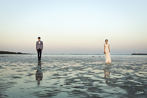 포토 JPG 주간 전신 커플 여자 남자 행복 신부 바다 부케 웨딩드레스 신랑 결혼 신혼부부 하늘 한국 서기 들기 사람 동양인 20대 성인 야외 두명 앞모습 제주도 로맨틱 한국인 분위기 추억 특별함 청년만 성인만 국내포토 자연요소 부부 드레스 감정 아시아 뷰포인트 꽃다발 컨셉 관계 모션 인종 이벤트 청년 신혼 파일형식