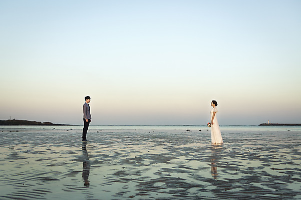 포토 JPG 주간 전신 커플 여자 남자 행복 신부 바다 부케 웨딩드레스 신랑 결혼 신혼부부 하늘 한국 서기 들기 사람 동양인 20대 성인 야외 두명 옆모습 제주도 마주보기 로맨틱 한국인 분위기 추억 특별함 청년만 성인만 국내포토 자연요소 부부 드레스 감정 아시아 뷰포인트 꽃다발 컨셉 관계 모션 인종 이벤트 청년 신혼 파일형식