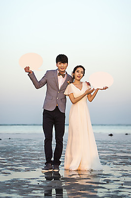 포토 JPG 주간 전신 커플 여자 남자 행복 신부 바다 웨딩드레스 신랑 결혼 신혼부부 프레임 한국 서기 미소 들기 사람 동양인 20대 성인 야외 두명 앞모습 제주도 로맨틱 한국인 분위기 추억 특별함 청년만 성인만 국내포토 자연요소 부부 드레스 감정 아시아 뷰포인트 컨셉 관계 모션 표정 인종 이벤트 청년 신혼 파일형식