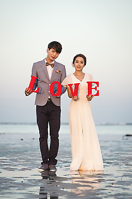 포토 JPG 주간 전신 커플 여자 남자 행복 신부 바다 웨딩드레스 신랑 결혼 신혼부부 하늘 한국 사랑 서기 미소 들기 사람 동양인 20대 성인 야외 두명 앞모습 제주도 로맨틱 한국인 분위기 추억 특별함 청년만 성인만 국내포토 자연요소 부부 드레스 감정 아시아 뷰포인트 컨셉 관계 모션 표정 인종 이벤트 청년 신혼 파일형식