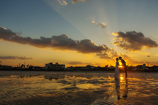 포토 JPG 주간 전신 구름 커플 여자 남자 행복 신부 바다 웨딩드레스 신랑 결혼 신혼부부 하늘 키스 한국 서기 사람 동양인 20대 성인 야외 두명 옆모습 태양 제주도 노을 손잡기 로맨틱 한국인 분위기 추억 특별함 청년만 성인만 국내포토 자연요소 부부 드레스 감정 아시아 뷰포인트 컨셉 관계 모션 인종 이벤트 청년 애정표현 신혼 파일형식