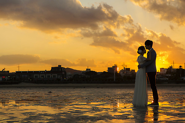 포토 JPG 주간 전신 구름 커플 여자 남자 행복 신부 바다 웨딩드레스 허리손 신랑 결혼 신혼부부 안기 하늘 키스 한국 서기 사람 동양인 20대 성인 야외 두명 옆모습 제주도 노을 로맨틱 한국인 분위기 추억 특별함 청년만 성인만 국내포토 자연요소 부부 드레스 감정 아시아 뷰포인트 포즈 컨셉 관계 모션 인종 이벤트 청년 애정표현 신혼 파일형식