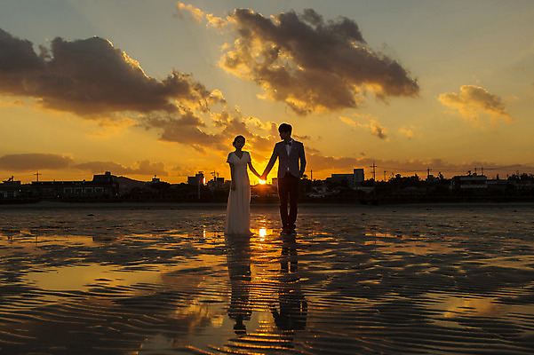 포토 JPG 주간 전신 구름 커플 여자 남자 행복 신부 바다 웨딩드레스 신랑 결혼 신혼부부 하늘 한국 서기 사람 동양인 20대 성인 야외 두명 앞모습 제주도 노을 손잡기 로맨틱 한국인 분위기 추억 특별함 청년만 성인만 국내포토 자연요소 부부 드레스 감정 아시아 뷰포인트 컨셉 관계 모션 인종 이벤트 청년 신혼 파일형식