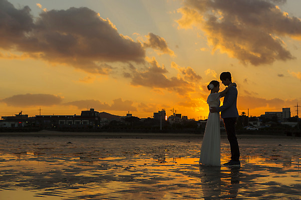 포토 JPG 주간 전신 구름 커플 여자 남자 행복 신부 바다 웨딩드레스 허리손 신랑 결혼 신혼부부 하늘 한국 서기 사람 동양인 20대 성인 야외 두명 옆모습 제주도 노을 로맨틱 한국인 분위기 추억 특별함 청년만 성인만 국내포토 자연요소 부부 드레스 감정 아시아 뷰포인트 포즈 컨셉 관계 모션 인종 이벤트 청년 신혼 파일형식