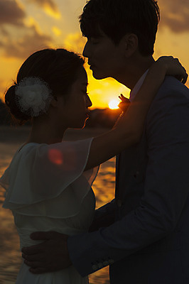 포토 JPG 주간 커플 여자 남자 행복 신부 바다 웨딩드레스 신랑 결혼 신혼부부 포옹 하늘 키스 한국 서기 사람 동양인 상반신 20대 성인 야외 두명 옆모습 제주도 노을 로맨틱 한국인 분위기 추억 특별함 청년만 성인만 국내포토 자연요소 부부 드레스 감정 아시아 뷰포인트 컨셉 관계 안기 모션 인종 이벤트 청년 애정표현 신혼 파일형식