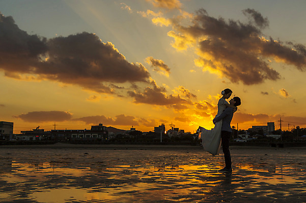 포토 JPG 주간 전신 구름 커플 여자 남자 행복 신부 바다 웨딩드레스 신랑 결혼 신혼부부 하늘 한국 서기 사람 동양인 20대 성인 야외 두명 옆모습 제주도 노을 로맨틱 한국인 분위기 추억 특별함 청년만 성인만 들어올리기 국내포토 자연요소 부부 드레스 감정 아시아 뷰포인트 컨셉 관계 모션 인종 이벤트 청년 신혼 파일형식