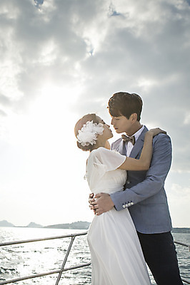 포토 JPG 주간 구름 커플 여자 남자 행복 신부 바다 웨딩드레스 허리손 신랑 결혼 신혼부부 하늘 키스 한국 서기 사람 동양인 상반신 20대 성인 야외 두명 옆모습 제주도 손들기 로맨틱 한국인 보트 분위기 추억 특별함 청년만 성인만 국내포토 자연요소 부부 드레스 감정 아시아 뷰포인트 포즈 컨셉 배_교통 관계 모션 인종 이벤트 청년 애정표현 신혼 파일형식