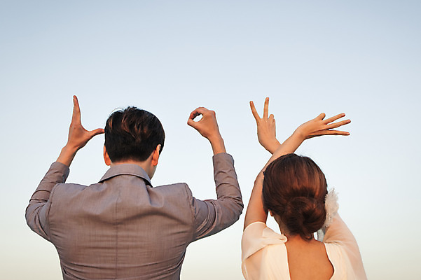 포토 JPG 주간 커플 여자 남자 행복 신부 웨딩드레스 신랑 결혼 신혼부부 하늘 한국 사랑 서기 사람 동양인 손짓 상반신 20대 성인 야외 두명 뒷모습 제주도 로맨틱 한국인 분위기 추억 특별함 청년만 성인만 국내포토 자연요소 부부 드레스 감정 아시아 뷰포인트 컨셉 관계 모션 인종 이벤트 청년 신혼 파일형식