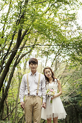 포토 JPG 주간 나무 커플 여자 남자 행복 신부 부케 웨딩드레스 신랑 결혼 신혼부부 자연 한국 서기 미소 들기 사람 동양인 상반신 20대 성인 야외 두명 앞모습 제주도 손잡기 기댐 로맨틱 한국인 분위기 추억 숲 청순 특별함 청년만 성인만 국내포토 자연요소 식물 부부 드레스 감정 아시아 뷰포인트 꽃다발 컨셉 관계 모션 표정 인종 이벤트 청년 생태계 신혼 파일형식