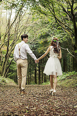 포토 JPG 주간 전신 나무 커플 여자 남자 행복 신부 웨딩드레스 신랑 결혼 신혼부부 자연 한국 사람 동양인 20대 성인 야외 두명 뒷모습 제주도 걷기 손잡기 로맨틱 한국인 분위기 추억 숲 청순 특별함 청년만 성인만 국내포토 자연요소 식물 부부 드레스 감정 아시아 뷰포인트 컨셉 관계 모션 인종 이벤트 청년 생태계 신혼 파일형식