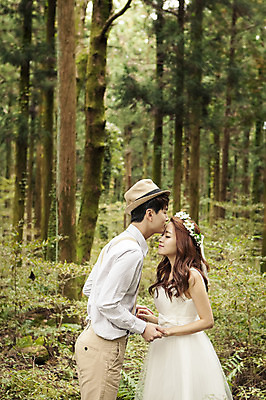 포토 JPG 주간 나무 모자 커플 여자 남자 행복 신부 웨딩드레스 신랑 결혼 신혼부부 자연 키스 한국 서기 미소 사람 동양인 상반신 20대 성인 야외 두명 옆모습 제주도 손잡기 화관 로맨틱 한국인 분위기 추억 숲 청순 특별함 청년만 성인만 국내포토 자연요소 식물 부부 잡화 드레스 꽃 감정 아시아 뷰포인트 컨셉 관계 모션 표정 인종 이벤트 청년 애정표현 생태계 신혼 파일형식