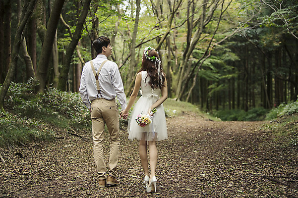 포토 JPG 주간 전신 나무 커플 여자 남자 행복 신부 부케 웨딩드레스 신랑 결혼 신혼부부 자연 한국 들기 사람 동양인 20대 성인 야외 두명 뒷모습 제주도 걷기 화관 로맨틱 한국인 분위기 추억 숲 청순 특별함 청년만 성인만 국내포토 자연요소 식물 부부 드레스 꽃 감정 아시아 뷰포인트 꽃다발 컨셉 관계 모션 인종 이벤트 청년 생태계 신혼 파일형식