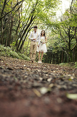 포토 JPG 주간 전신 나무 커플 여자 남자 행복 신부 부케 웨딩드레스 신랑 결혼 신혼부부 자연 한국 서기 들기 사람 동양인 20대 성인 야외 두명 앞모습 제주도 걷기 손잡기 로맨틱 한국인 분위기 추억 숲 청순 특별함 청년만 성인만 국내포토 자연요소 식물 부부 드레스 감정 아시아 뷰포인트 꽃다발 컨셉 관계 모션 인종 이벤트 청년 생태계 신혼 파일형식