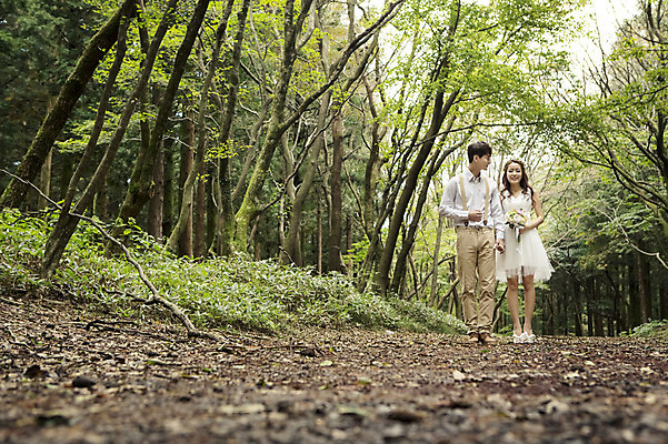 포토 JPG 주간 전신 나무 커플 여자 남자 행복 신부 부케 웨딩드레스 신랑 결혼 신혼부부 자연 한국 서기 미소 들기 사람 동양인 20대 성인 야외 두명 앞모습 제주도 손잡기 로맨틱 한국인 분위기 추억 숲 청순 특별함 청년만 성인만 국내포토 자연요소 식물 부부 드레스 감정 아시아 뷰포인트 꽃다발 컨셉 관계 모션 표정 인종 이벤트 청년 생태계 신혼 파일형식