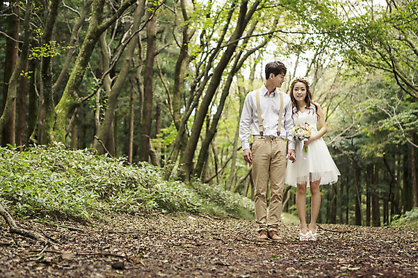 포토 JPG 주간 전신 나무 커플 여자 남자 행복 신부 부케 웨딩드레스 신랑 결혼 신혼부부 자연 한국 서기 미소 들기 사람 동양인 20대 성인 야외 두명 앞모습 제주도 손잡기 로맨틱 한국인 분위기 추억 숲 청순 특별함 청년만 성인만 국내포토 자연요소 식물 부부 드레스 감정 아시아 뷰포인트 꽃다발 컨셉 관계 모션 표정 인종 이벤트 청년 생태계 신혼 파일형식