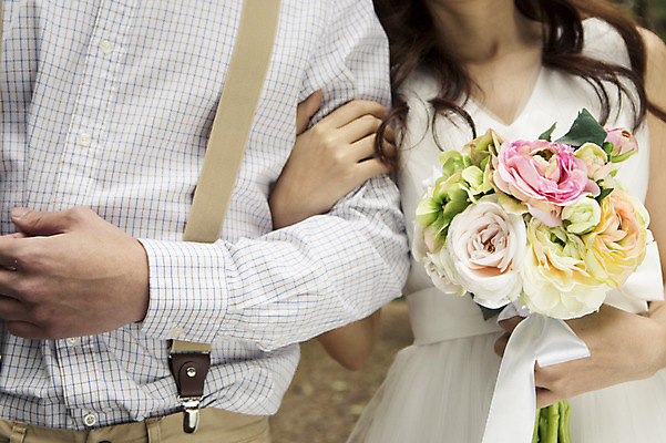 포토 JPG 주간 커플 여자 남자 행복 신부 부케 웨딩드레스 신랑 결혼 신혼부부 한국 서기 들기 사람 동양인 상반신 20대 성인 야외 두명 앞모습 제주도 팔짱 로맨틱 한국인 분위기 추억 청순 특별함 청년만 성인만 국내포토 자연요소 부부 드레스 감정 아시아 뷰포인트 꽃다발 컨셉 관계 모션 인종 이벤트 청년 신혼 파일형식