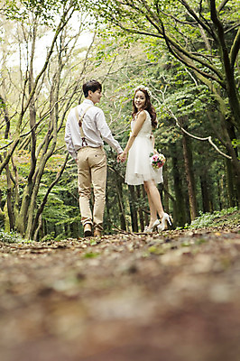 포토 JPG 주간 전신 나무 커플 여자 남자 행복 신부 부케 웨딩드레스 신랑 결혼 신혼부부 자연 한국 서기 미소 들기 사람 동양인 20대 성인 야외 두명 뒷모습 제주도 로맨틱 한국인 뒤돌아보기 분위기 추억 숲 청순 특별함 청년만 성인만 국내포토 자연요소 식물 부부 드레스 감정 아시아 뷰포인트 꽃다발 컨셉 관계 모션 표정 인종 이벤트 청년 생태계 신혼 파일형식