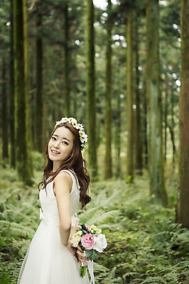 포토 JPG 주간 나무 커플 여자 행복 신부 부케 웨딩드레스 결혼 신혼부부 자연 한국 한명 서기 미소 들기 사람 동양인 상반신 20대 성인 야외 옆모습 제주도 화관 로맨틱 한국인 분위기 추억 숲 청순 특별함 여자만 여자한명만 성인여자만 청년만 청년여자만 성인한명만 청년여자한명만 성인여자한명만 성인만 국내포토 자연요소 식물 1 부부 드레스 꽃 감정 아시아 뷰포인트 꽃다발 컨셉 관계 모션 표정 인종 이벤트 청년 생태계 신혼 파일형식