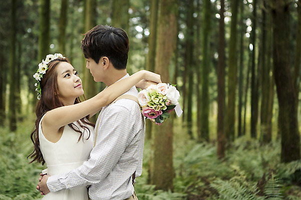 포토 JPG 주간 나무 커플 여자 남자 행복 신부 부케 웨딩드레스 신랑 결혼 신혼부부 포옹 자연 한국 서기 들기 사람 동양인 상반신 20대 성인 야외 두명 제주도 마주보기 로맨틱 한국인 분위기 추억 숲 청순 특별함 청년만 성인만 국내포토 자연요소 식물 부부 드레스 감정 아시아 꽃다발 컨셉 관계 안기 모션 인종 이벤트 청년 생태계 신혼 파일형식