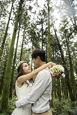 포토 JPG 주간 나무 커플 여자 남자 행복 신부 부케 웨딩드레스 신랑 결혼 신혼부부 포옹 자연 한국 서기 들기 사람 동양인 상반신 20대 성인 야외 두명 옆모습 제주도 마주보기 로맨틱 한국인 분위기 추억 숲 청순 특별함 청년만 성인만 국내포토 자연요소 식물 부부 드레스 감정 아시아 뷰포인트 꽃다발 컨셉 관계 안기 모션 인종 이벤트 청년 생태계 신혼 파일형식