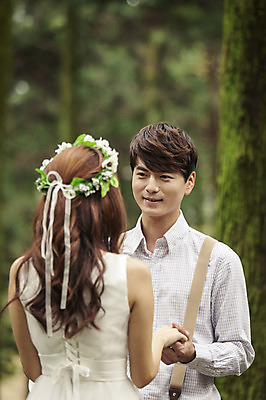 포토 JPG 주간 나무 커플 여자 남자 행복 신부 웨딩드레스 신랑 결혼 신혼부부 자연 한국 서기 미소 사람 동양인 상반신 20대 성인 야외 두명 앞모습 뒷모습 제주도 손잡기 화관 로맨틱 한국인 분위기 추억 숲 청순 특별함 청년만 성인만 국내포토 자연요소 식물 부부 드레스 꽃 감정 아시아 뷰포인트 컨셉 관계 모션 표정 인종 이벤트 청년 생태계 신혼 파일형식