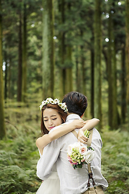 포토 JPG 주간 나무 커플 여자 남자 행복 신부 부케 신랑 결혼 신혼부부 포옹 자연 한국 서기 미소 들기 사람 동양인 상반신 20대 성인 야외 두명 앞모습 뒷모습 제주도 화관 로맨틱 한국인 분위기 추억 숲 청순 특별함 청년만 성인만 국내포토 자연요소 식물 부부 꽃 감정 아시아 뷰포인트 꽃다발 컨셉 관계 안기 모션 표정 인종 이벤트 청년 생태계 신혼 파일형식