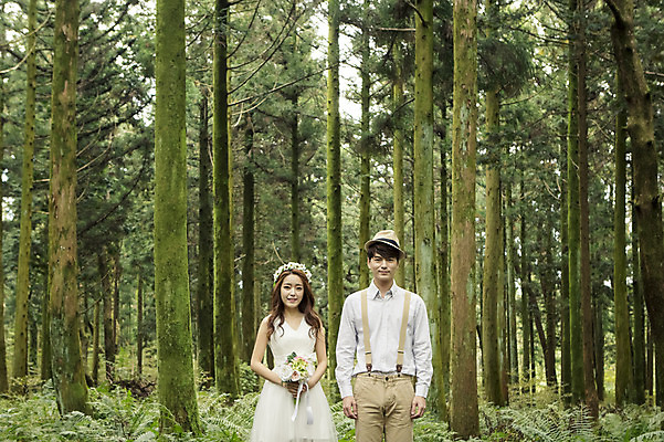 포토 JPG 주간 나무 모자 커플 여자 남자 행복 신부 부케 웨딩드레스 신랑 결혼 신혼부부 자연 한국 서기 미소 들기 사람 동양인 상반신 20대 성인 야외 두명 앞모습 제주도 화관 로맨틱 한국인 분위기 추억 숲 청순 특별함 청년만 성인만 국내포토 자연요소 식물 부부 잡화 드레스 꽃 감정 아시아 뷰포인트 꽃다발 컨셉 관계 모션 표정 인종 이벤트 청년 생태계 신혼 파일형식